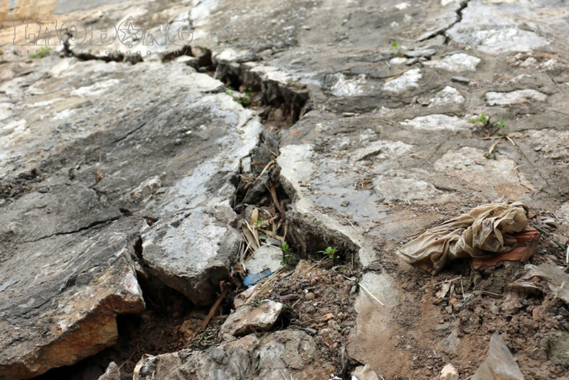 Cận cảnh những vết nứt dài chân cầu Đuống khiến người dân thấp thỏm lo sợ